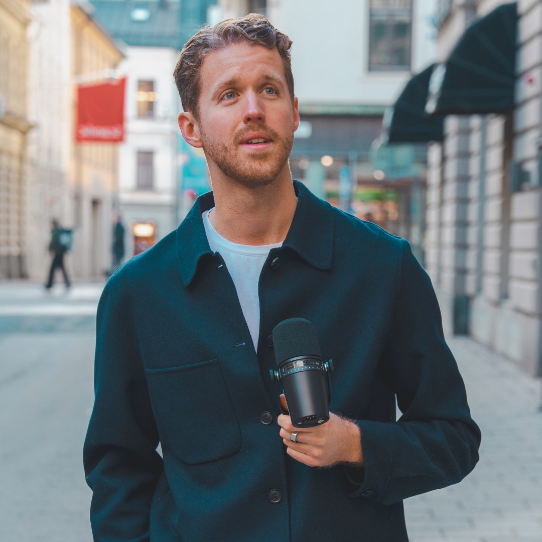 Emil Stighäll, programledare för Jobba Med Podden – podcasten om vad du faktiskt gör på jobbet